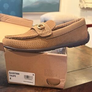 Steve Madden boys Brown Textured Loafers

BRAND NEW

Big boys size 4